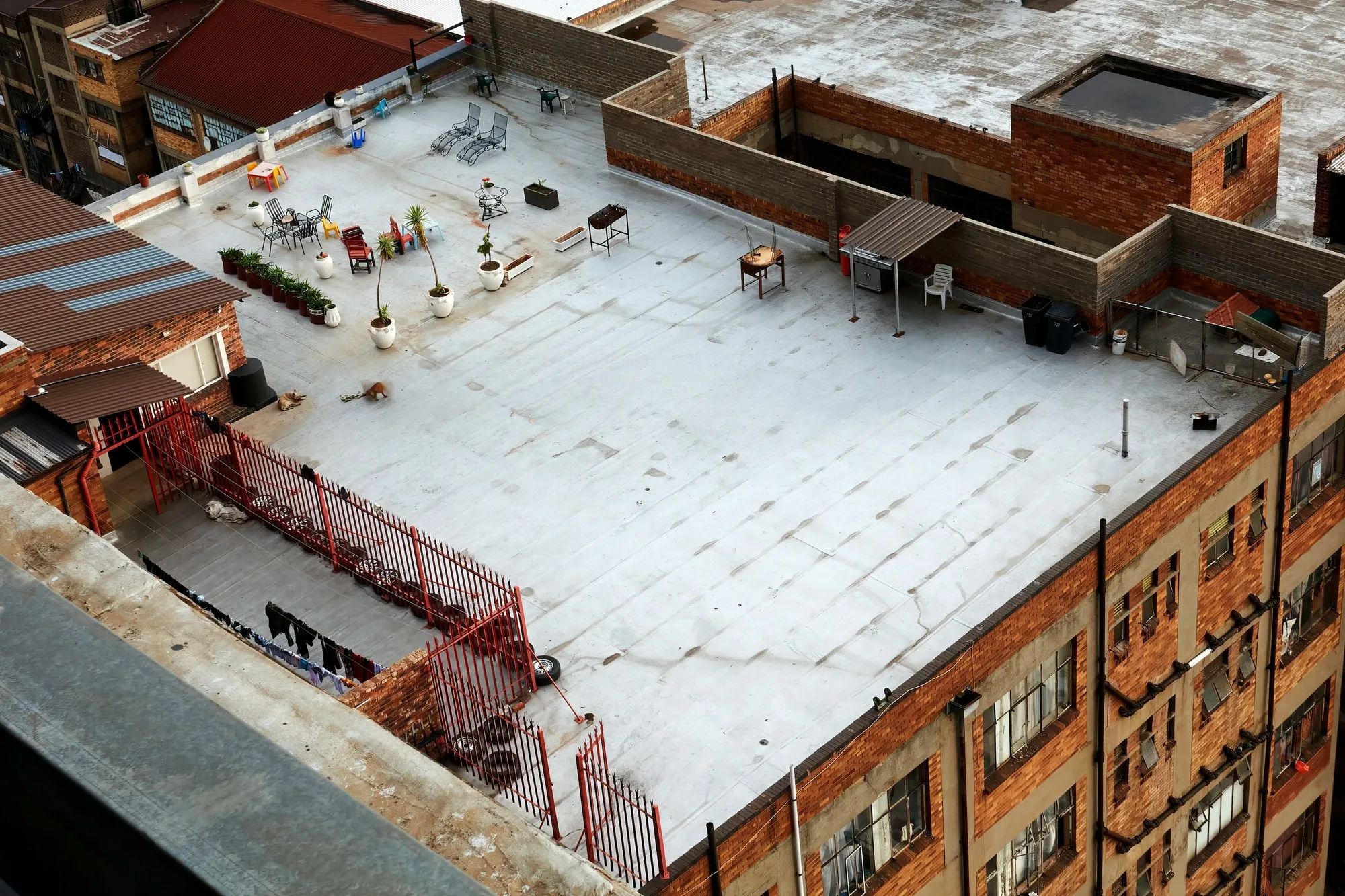 Flat roof with a light membrane covering, seen from above, with edge guardrail
